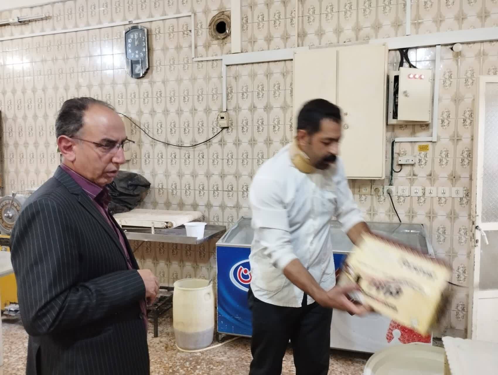 بازدید رئیس مرکز بهداشت شهرستان اراک از مرکز تهیه و توزیع بستنی