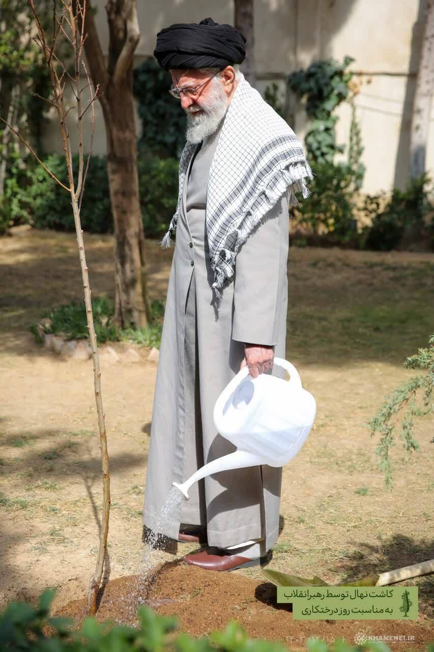 کاشت نهال توسط رهبر انقلاب در روز درخت‌کاری