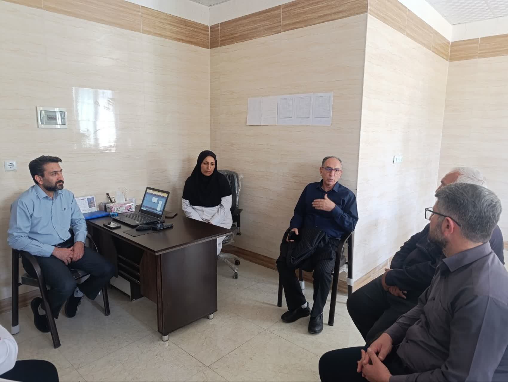 نشست رییس مرکز بهداشت شهرستان اراک با رییس شورا و دهیار روستای مالک آباد