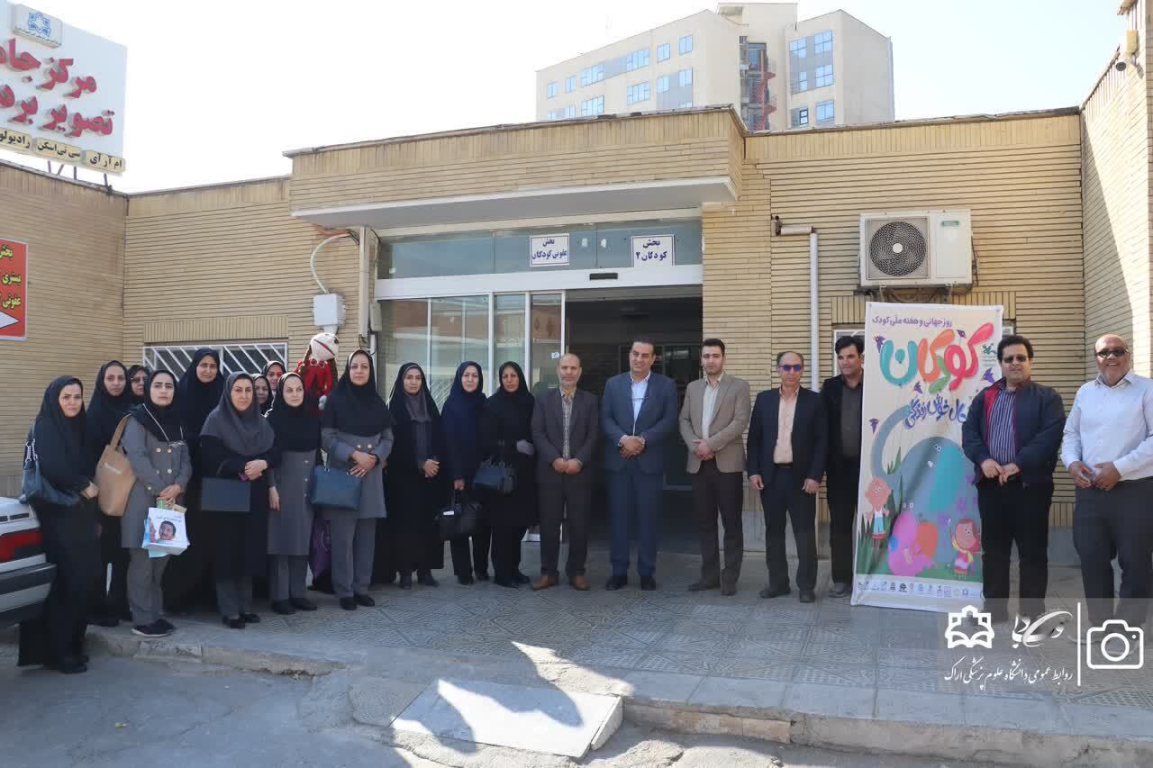 بازدید رئیس دانشگاه علوم پزشکی اراک از بخش کودکان بیمارستان امیرکبیر به مناسبت هفته ملی کودک