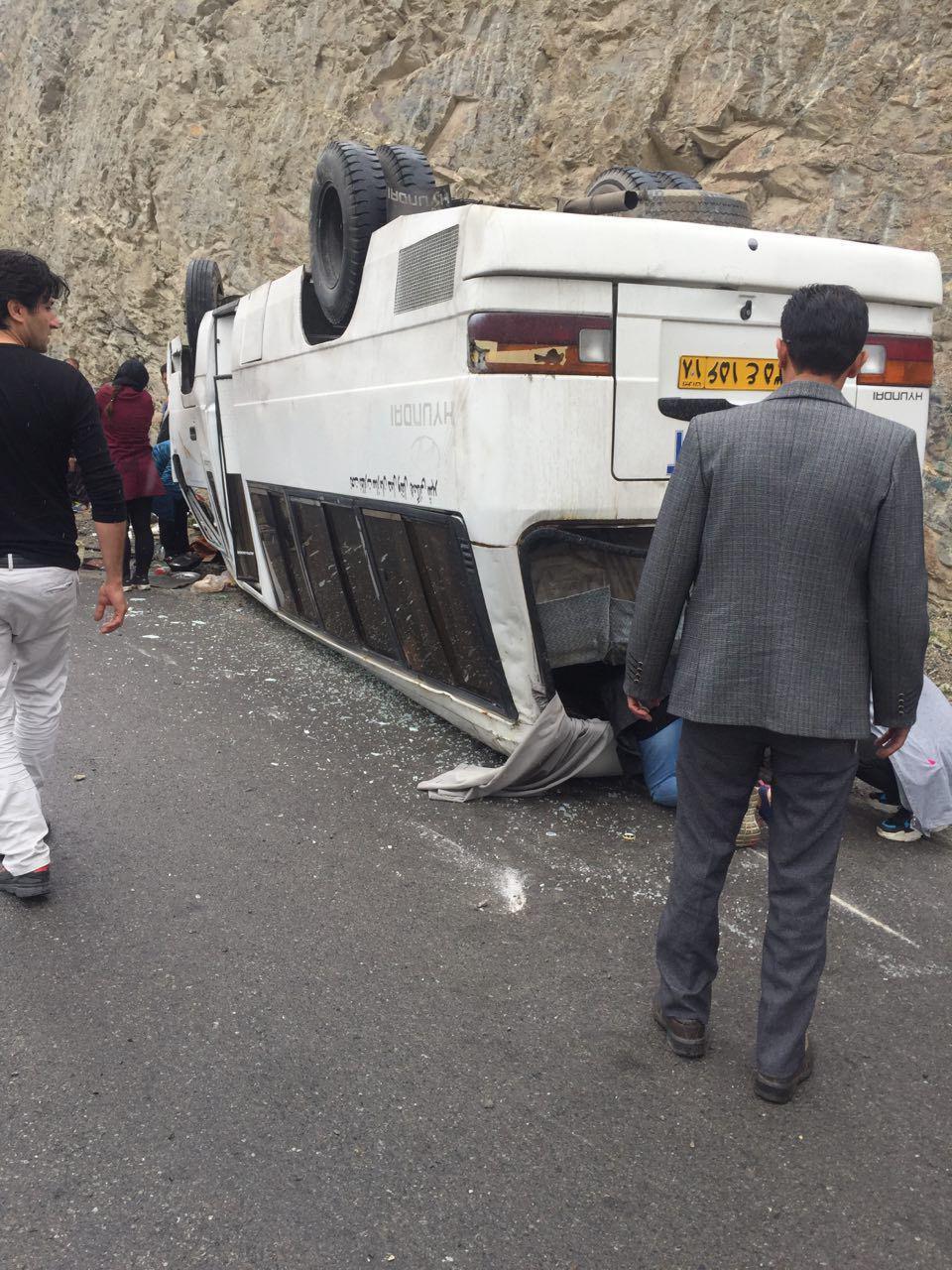 واژگونی میدل باس ۱۷ مصدوم برجای گذاشت
