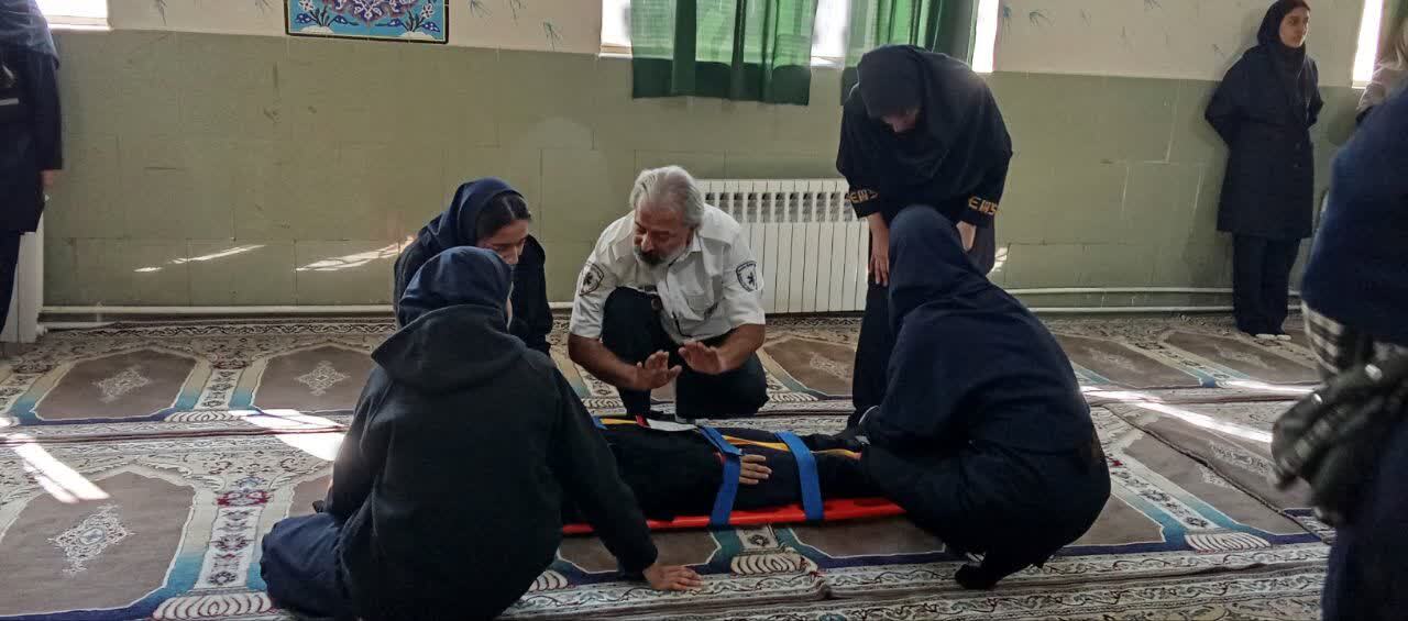 آموزش مهارت‌های امدادی به دانش‌آموزان دبیرستان بشارت در راستای آمادگی جهت مانور پدافند غیرعامل