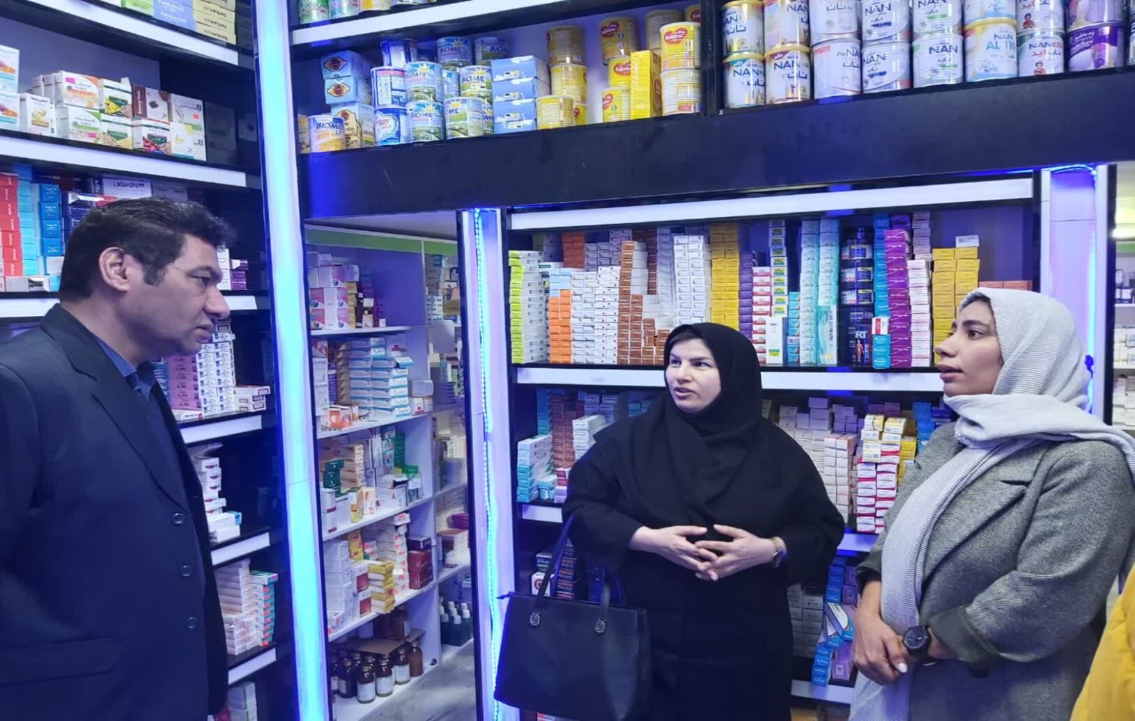 بازدید سرزده معاون غذا و دارو از داروخانه های شهر اراک/ تأکید دکتر علیمرادیان بر توزیع مناسب دارو در تمامی داروخانه‌های استان