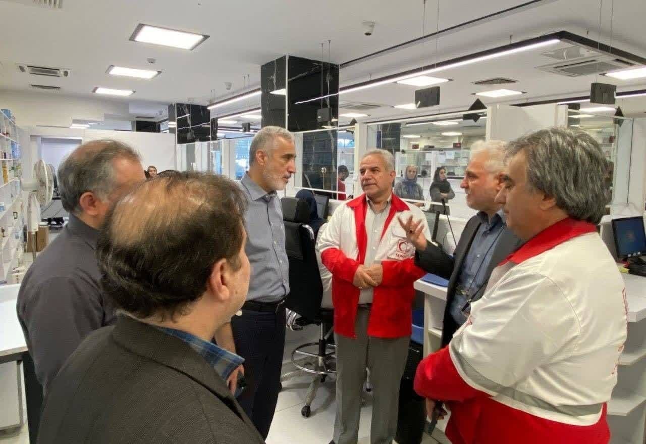 بازدید معاون وزیر و رئیس سازمان غذا و دارو از داروخانه مرکزی هلال‌احمر تهران