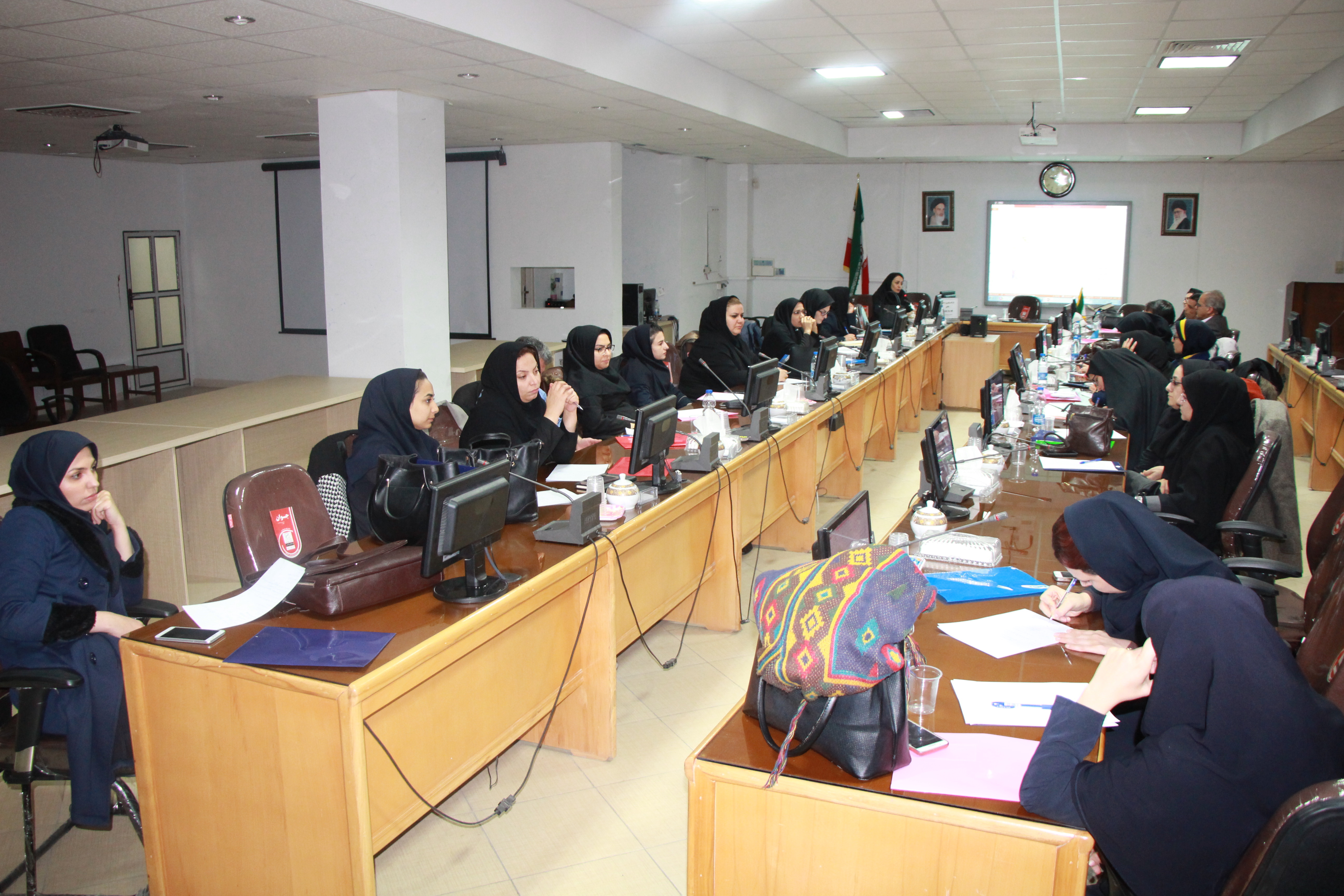 برگزاری اولین جلسه کارگاه ۲ روزه پیشگیری از خشونت خانگی ، سالن جلسات مرکز بهداشت استان مرکزی، ۱۴ بهمن ماه