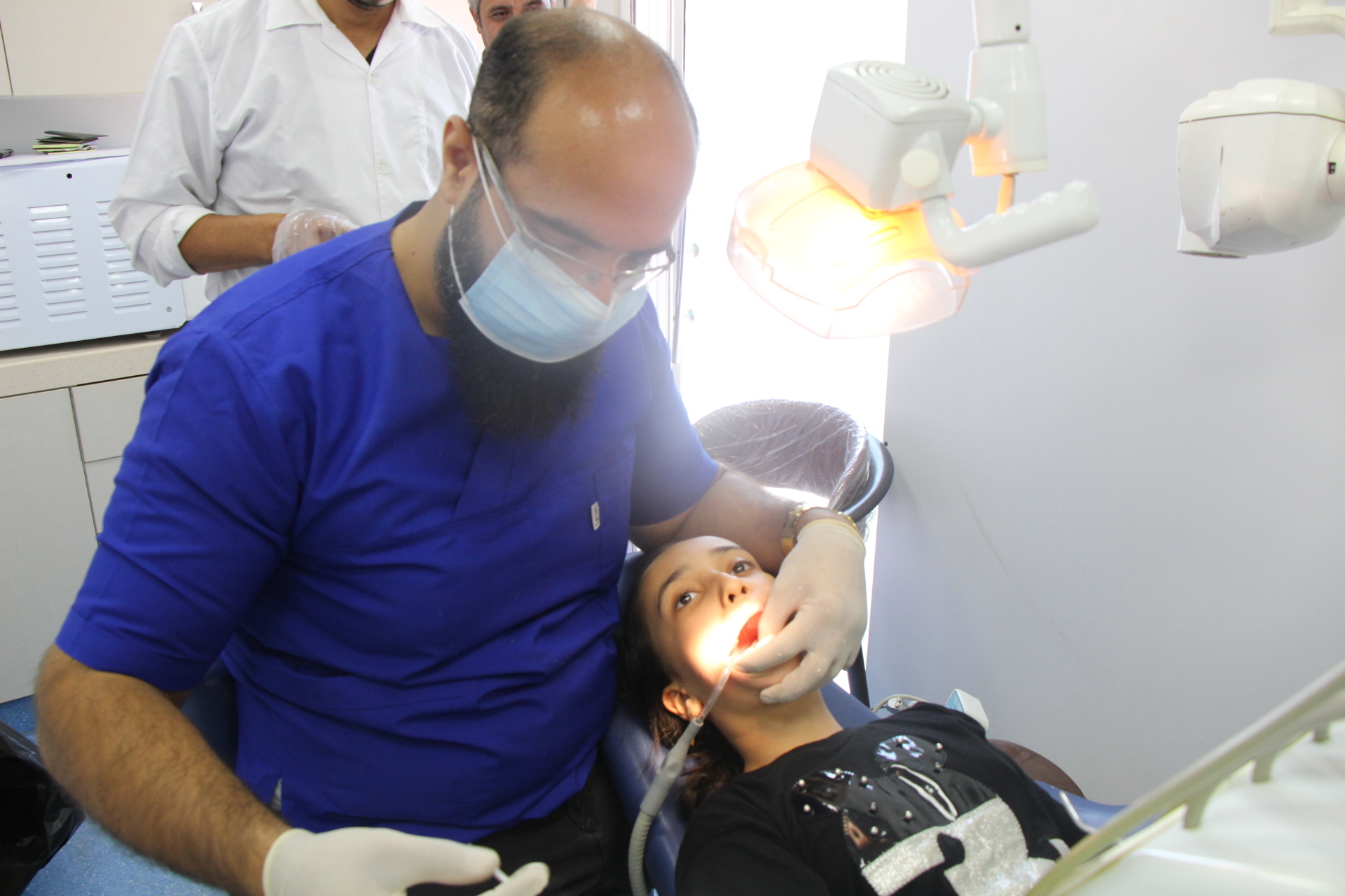 فعالیت کلینیک سیار دندانپزشکی معاونت بهداشتی دانشگاه علوم پزشکی اراک در روستای استوه شهرستان خنداب+ فیلم