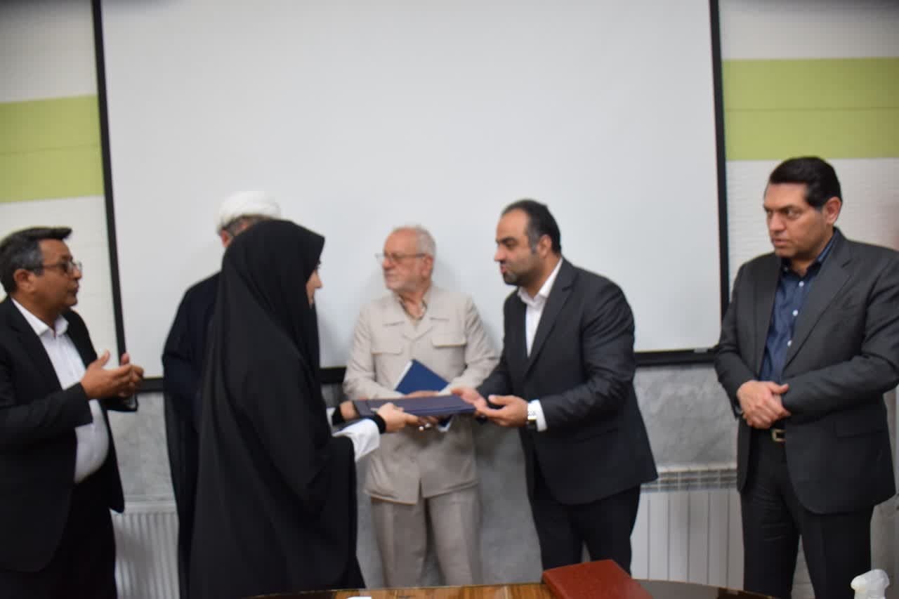 تقدیر ریاست دانشگاه علوم پزشکی اراک از پرسنل مرکز بهداشت شهرستان محلات
