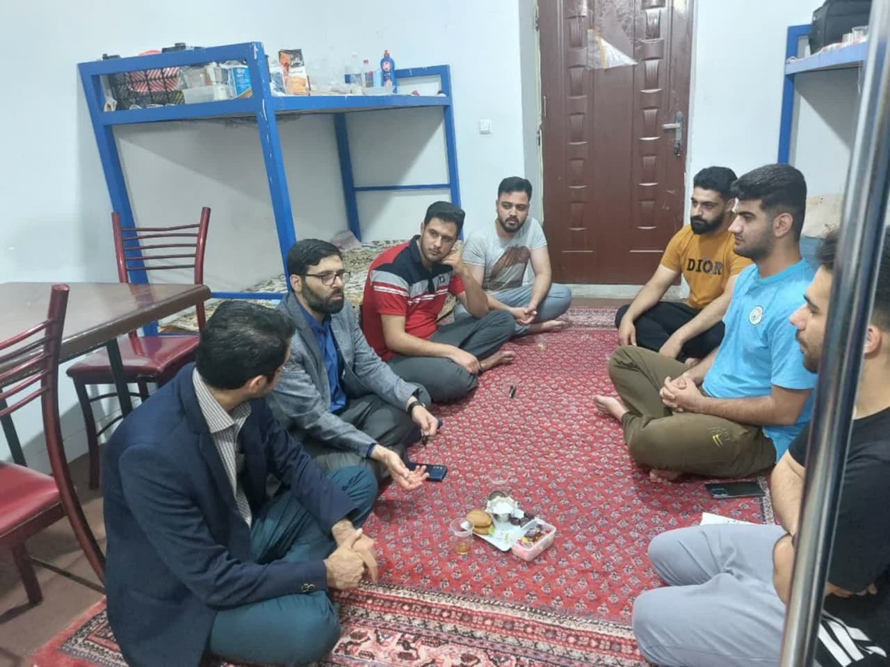 بازدید معاون فرهنگی، دانشجویی از خوابگاه شهید مشایخی / تقدیر از دانشجوی برتر کشوری در آزمون علوم پایه