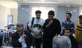 حضور رئیس دانشگاه علوم پزشکی اراک در سلف دانشجویی و گفت‌وگو با دانشجویان درباره کیفیت غذا
