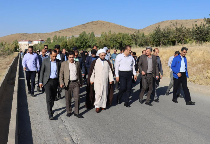 پیاده‌روی خانوادگی کارکنان دانشگاه علوم پزشکی اراک با ادای احترام به شهدای گمنام برگزار شد