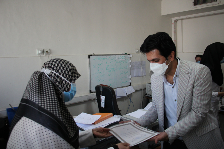 اهدائ لوح تقدیر به پزشک دارو ساز مرکز آموزشی درمانی امیرکبیر به مناسبت روز داروساز
