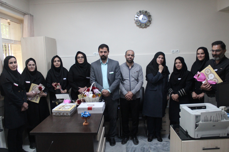تقدیر از کارشناسان مدارک پزشگی بیمارستان امیرکبیر در گرامیداشت روز مدارک پزشکی