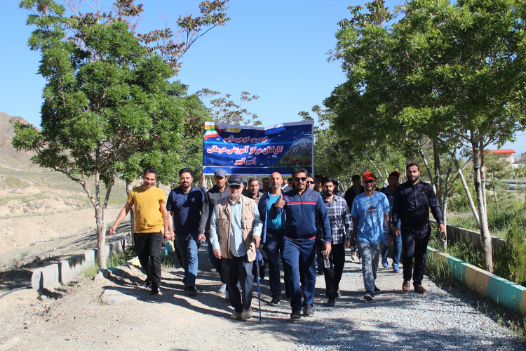 برگزاری اردوی کوهپیمایی کارکنان مرکز آموزشی درمانی امیرکبیر در هفته سلامت