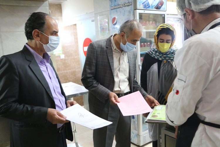 بازدید رییس مرکز بهداشت شهرستان اراک از اماکن تهیه و توزیع مواد غذایی