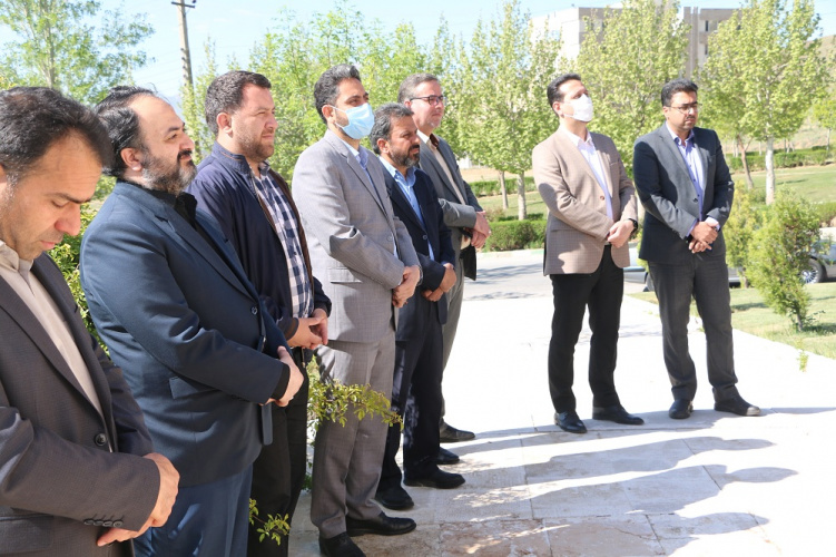 حضور همکاران مرکز بهداشت شهرستان اراک در  آغاز هفته ی سلامت در مراسم تجدید میثاق با شهدای گمنام