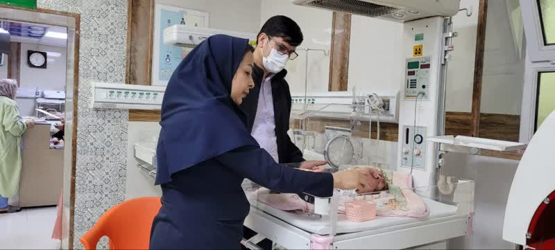 بازدید کارشناس مسئول پیشگیری و مبارزه با بیماریها مرکز بهداشت شهرستان اراک از پایگاه های سلامت  مستقر در بیمارستان‌ ها.