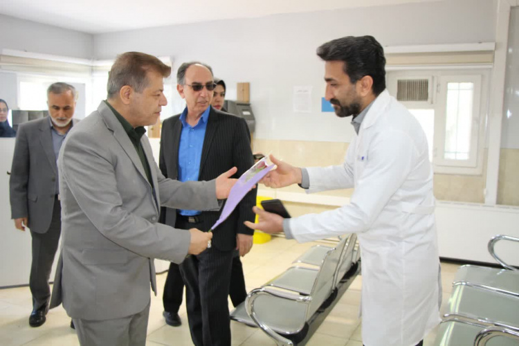 تقدیر از سفیدپوشان آزمایشگاه مرکزی و آزمایشگاه تشخیص درمانی سل معاونت بهداشت به مناسبت روز علوم آزمایشگاهی