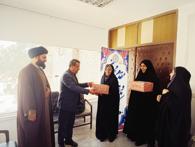 دکتر رفیعی کارشناس مسئول واحد امور اجتماعی به همراه امام جماعت مرکز بهداشت در راستای ارزش های فرهنگی ، اجتماعی عفاف و حجاب از همکاران با لوح سپاس و تقدیم هدایا تقدیر و تجلیل بعمل آورند.