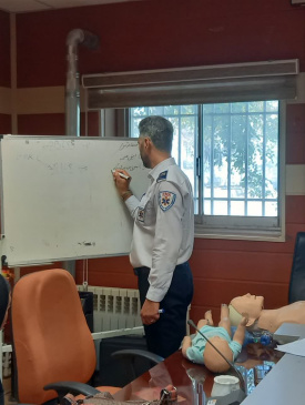 کارگاه آموزشی نجات زندگی درلحظات طلایی با احیای قلبی وریوی ویژه بهورزان ، مراقبین سلامت و ماماها توسط کارشناس فوریتهای اورژانس دانشگاه