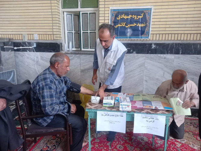 برپایی ایستگاه سلامت بسیج جامعه پزشکی شهرستان و سنجش فشارخون و قندخون به مناسبت هفته دفاع مقدس در مصلی شهرستان آشتیان