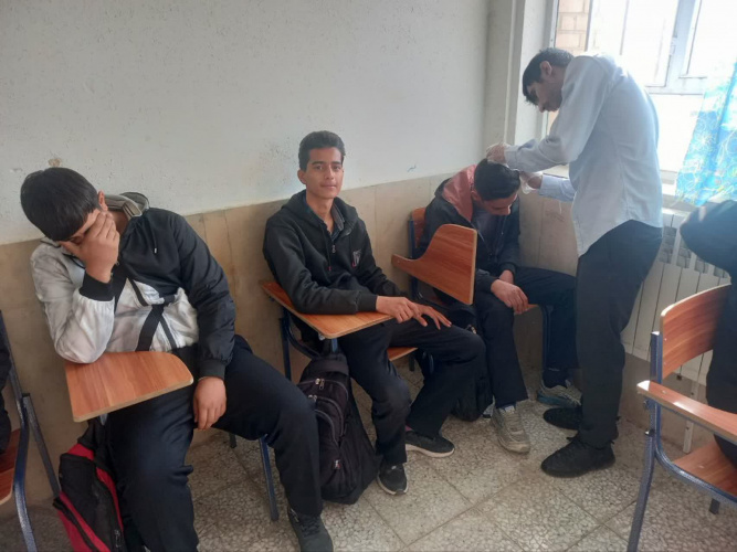 غربالگری پدیکلوز و آموزش پیشگیری از ابتلا به پدیکلوزیس