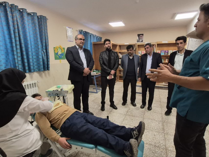 بازدید مسئولین شهرستان از فرایند ارائه ی خدمات دندانپزشکی به دانش آموزان در مدرسه ی غفوری آشتیانی