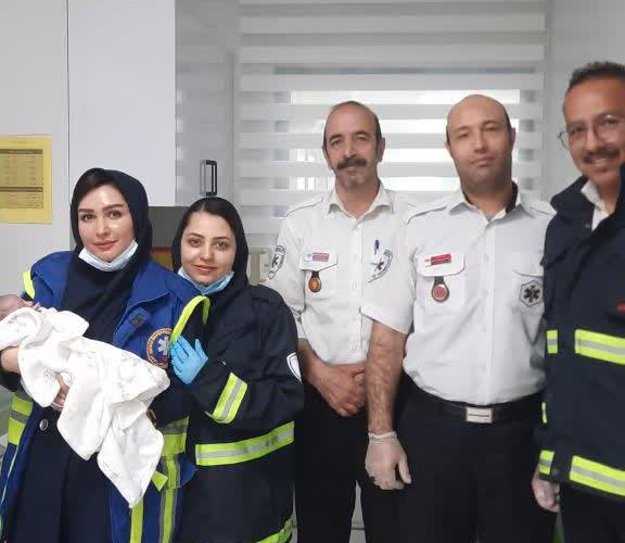 لحظه‌های نفس‌گیر در کوی رودکی اراک؛ همراهی طلایی اورژانس ۱۱۵ در کنار مادر باردار