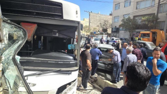 برخورد اتوبوس با دیوار در کرهرود اراک؛ اعزام ۴ تیم عملیاتی اورژانس ۱۱۵ به محل حادثه