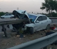 برخورد خودروی دنا با گاردریل، جوان ۲۷ ساله جان باخت؛ ۲ نفر مجروح شدند