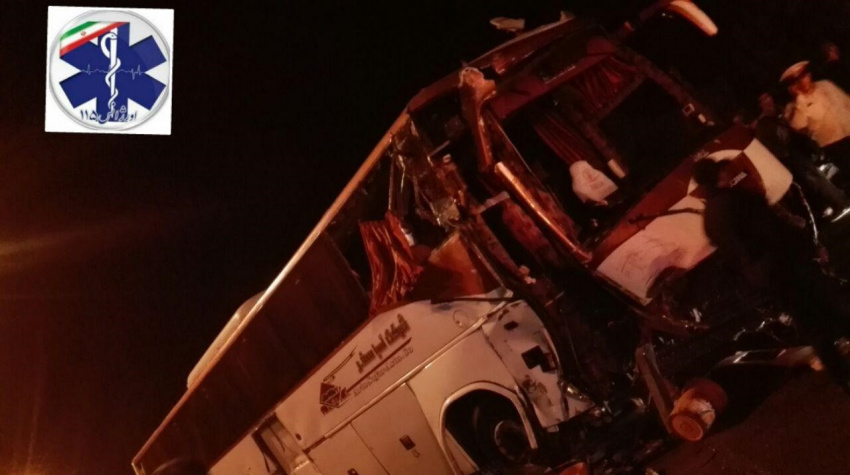 ۵زخمی در حادثه برخورد اتوبوس با کامیون اراک