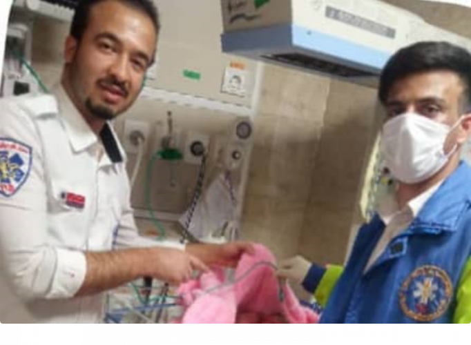 تولد نوزادان دو قلو در آمبولانس اورژانس ۱۱۵ شهرستان خنداب