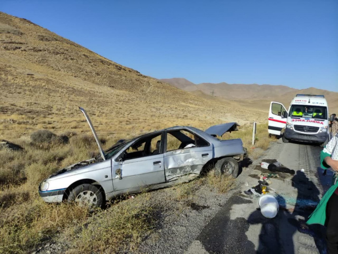 سانحه ترافیکی واژگونی خودرو پژو ۵ مصدوم برجای گذاشت