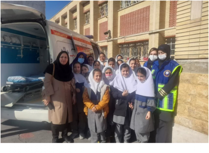 دوره آموزشی آشنایی دانش آموزان با اورژانس ۱۱۵ در مدرسه دخترانه فرهنگیان الزهرا (س) اراک برگزار شد