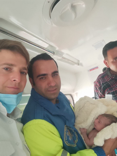 تولد نوزاد دختر خندابی در آمبولانس اورژانس ۱۱۵