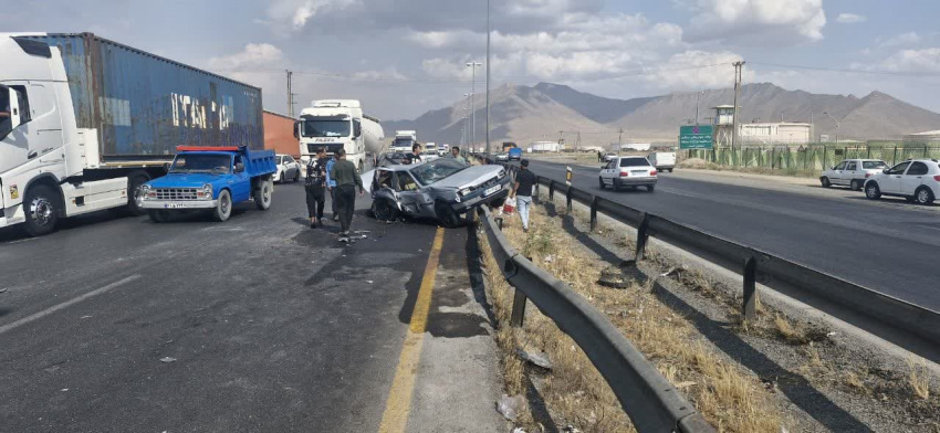 هفت مصدوم در پی تصادف زنجیره ای در محور اراک - توره