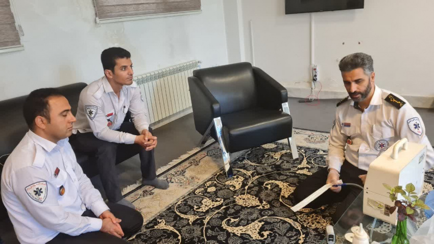 بازآموزی چهره به چهره کار با تجهیزات پزشکی جهت پرسنل پایگاه اورژانس ۱۱۵ معدنی املاح ایران