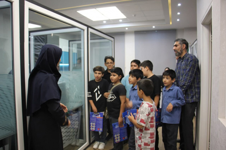 بازدید دانش آموزان کانون فرهنگی هنری مسجد امام حسین (ع) اراک از مرکز فوریتهای پزشکی استان مرکزی