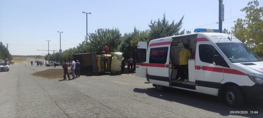 برخورد شدید وانت با کامیون در ابتدای شهر آشتیان، مقابل ترمینال، سه مصدوم بر جای گذاشت