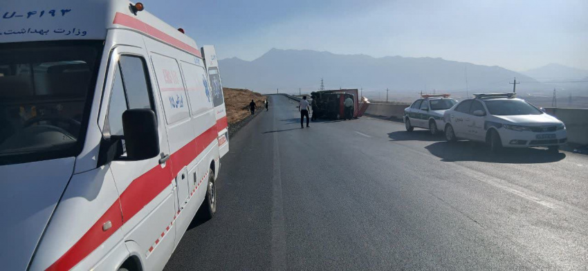 واژگونی کامیونت ایسوز در جاده پرحادثه اراک – ازنا