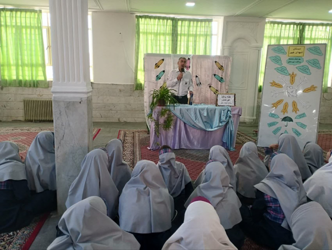 آموزش امدادخواهی و کمک های اولیه در مدرسه شهدای خیبر همزمان با هفته پدافند غیرعامل