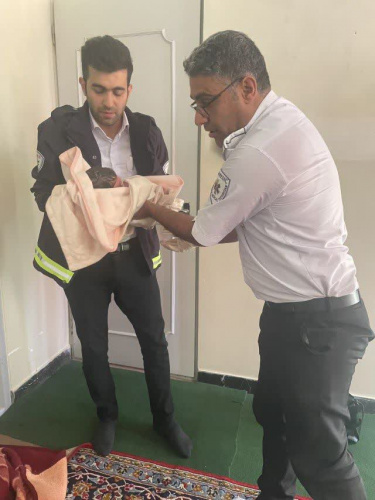 اقدام سریع اورژانس۱۱۵؛ زایمان مادر محلاتی در منزل