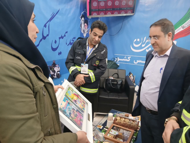 بازدید معاون آموزش همگانی، مهارتی و اعتباربخشی سازمان اورژانس کشور از غرفه اورژانس ۱۱۵ استان مرکزی