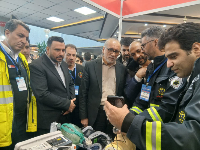 بازدید رئیس سازمان اورژانس کشور از دستگاه ویدئو لارنگوسکوپ ابداعی اورژانس ۱۱۵ استان مرکزی