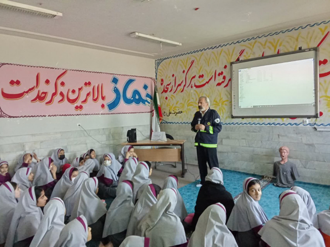 آموزش آشنایی با خدمات اورژانس ۱۱۵ و کمک‌های اولیه ویژه دانش آموزان دبستان الهیه اراک
