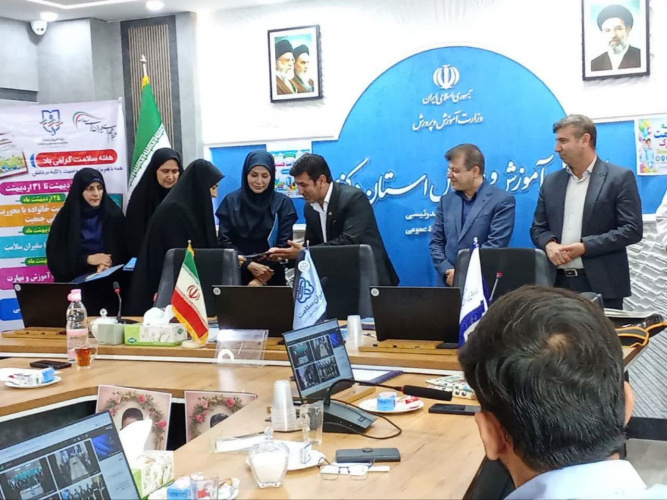 تجلیل مدیرکل آموزش و پرورش استان مرکزی از مرکز اورژانس ۱۱۵ استان در همایش سفیران سلامت