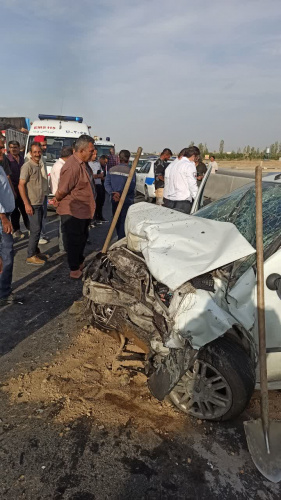 برخورد رخ به رخ ال۹۰ و سمند در کنارگذر اراک یک فوتی و یک مصدوم برجا گذاشت
