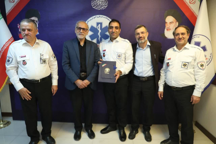 تقدیر رئیس سازمان اورژانس کشور از مدیر روابط عمومی اورژانس ۱۱۵ استان مرکزی
