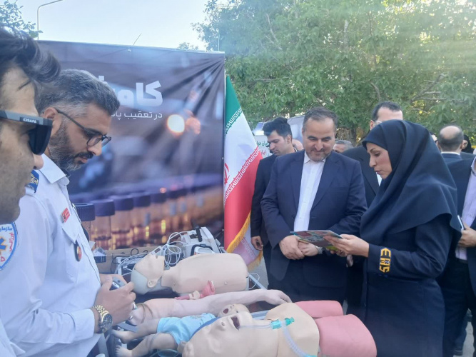 بازدید فرماندار کلانشهر اراک از غرفه اورژانس پیش‌بیمارستانی استان مرکزی در رویداد «شب علم»