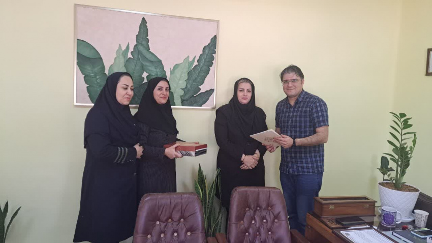 تجلیل از همکار به مناسبت روز منابع انسانی