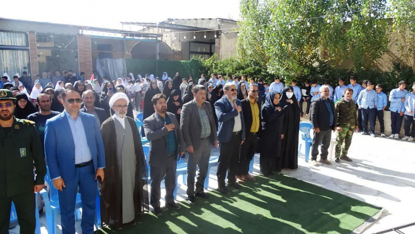 حضور فعال سرپرست و پرسنل شبکه بهداشت و درمان خنداب در همایش پیادهروی دهستان اناج